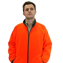 Ein Mann trägt eine orange Fleecejacke.