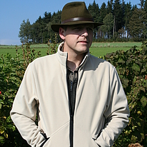 Ein Jäger trägt die Jacke Fuchsburg.