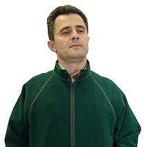 Ein Mann trägt eine grüne Jacke.